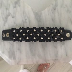 Adorable flower bracelet with Rhinestones